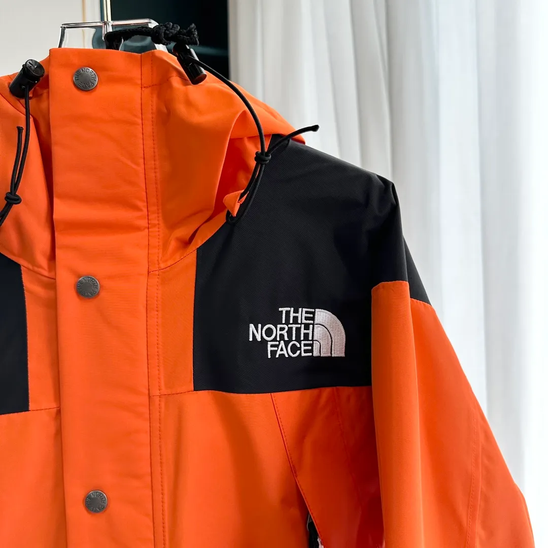 Style No.: C 01 P240 Top Original Violent Orange 𝐓𝐡𝐞 𝐍𝐨𝐫𝐭𝐡 𝐅𝐚𝐜𝐞 ｜𝟭𝟵𝟵𝟬 𝐆𝐨𝐫𝐞-𝐓𝐞𝐱｜TNF North Face Classic Jacket 1. Waterproof to the international ISO standard 90 (ISO 4) level to achieve the rolling effect of water droplets on a lotus leaf! 2. Fabric: 2L double-layer Gore-tex fabric is used. The surface layer of the fabric is made of ultra-high-strength waterproofing and the inner layer is covered with film, so it achieves a three-layer waterproof effect, making the garment waterproof and anti-fouling and breathable for excellent outdoor effects. 3. Embroidery: Imported Barudan/Behringer embroidery machine restores ZP. BEHRINGER's 10,000-needle embroidery is neat and three-dimensional, with full three-dimensionality and the charm of each letter. Each stroke has a strong three-dimensional effect. 4. Accessories: Original YKK zipper for the whole garment, which can withstand 100,000 pulls and wear, and original Velcro. The four-button buttons are customized from the original Japanese SELEX. 5 buttons are all in the same direction. The washed QR code is consistent with zp and can be scanned! 6. The entire garment adopts heat-sealing and gluing technology, and all seams are bonded with high-temperature gluing. Size xs s m L x L xx L